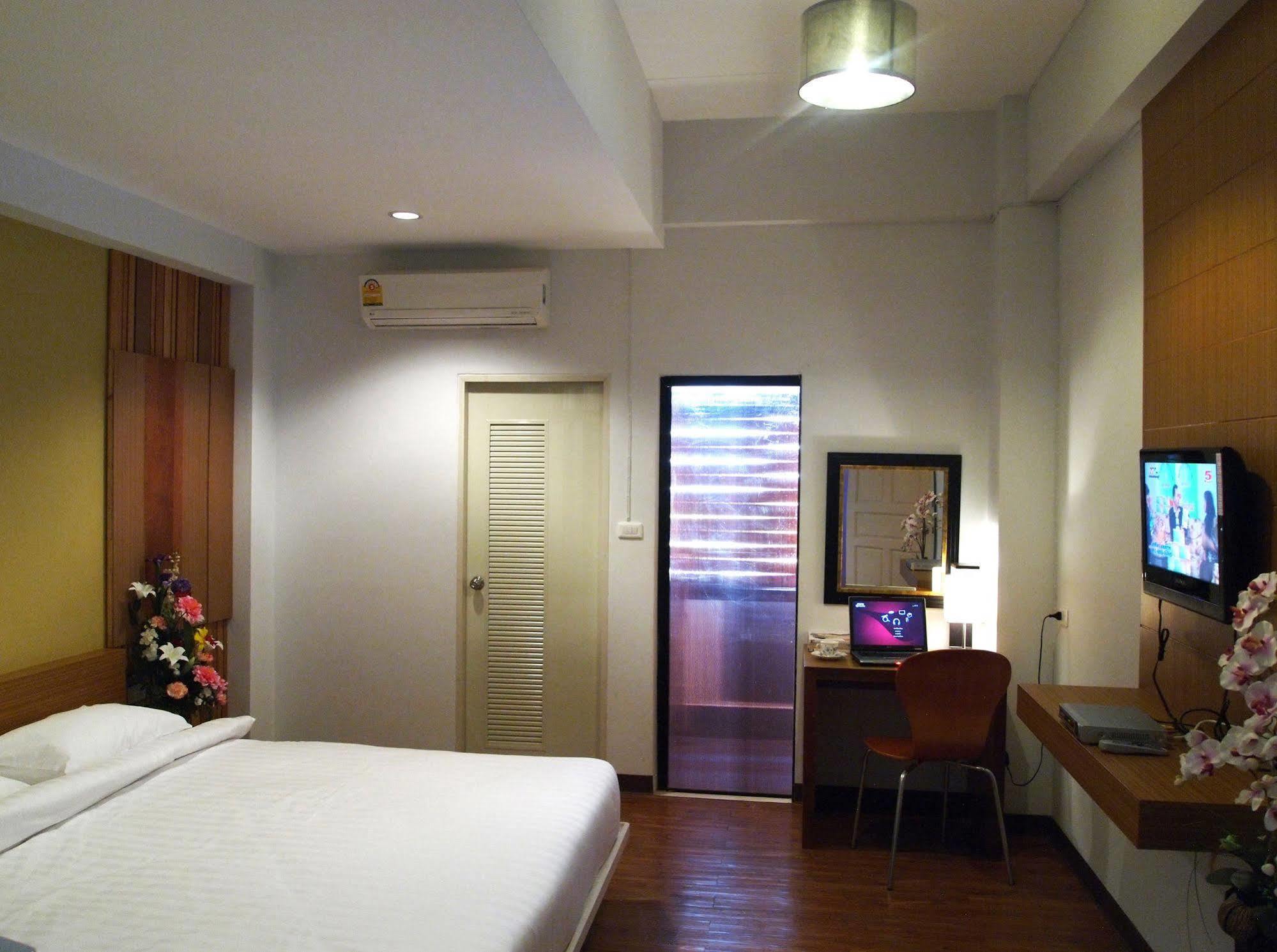 Oyo117素万纳普国王一号酒店 曼谷 外观 照片